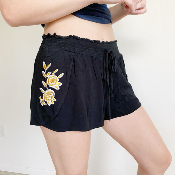 Kendall & Kylie Embroidered Shorts Medium