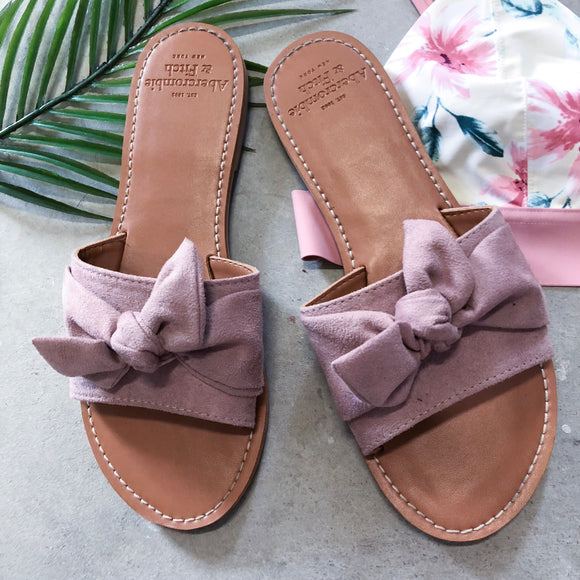 A&F bow tie slides - Size 8