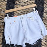 Levi’s 501 White Shorts - 25